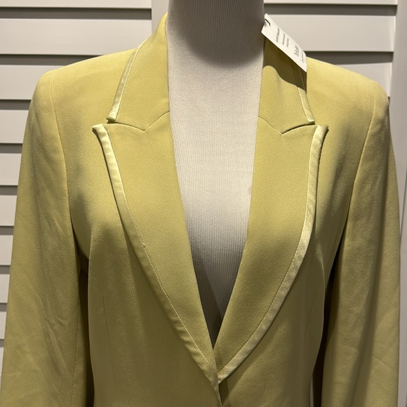 Valentino Miss V in EUC Green lined Blazer with Satin Trim/ Buttons. - Picture 2 of 11
